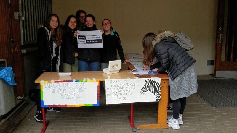 Unterschriftensammlung der AG "Schule ohne Rassismus - Schule mit Courage" des Schiller-Gymnasium Witten